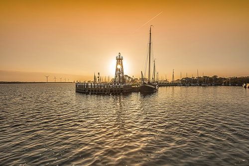 Lever de soleil à l'entrée du port de la ville d'Enkhuizen (IJsselmeer)