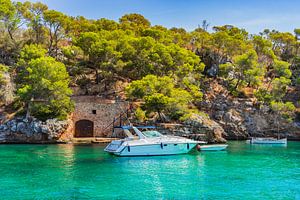 Idyllischer Blick auf eine ankernde Yacht in einer schönen Bucht auf der Insel Mallorca, Spanien