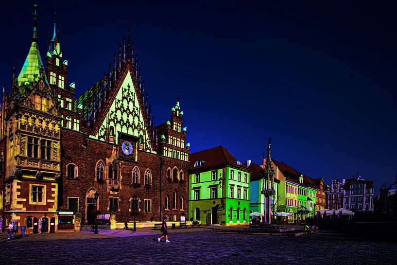 Zicht op een plein met felgekleurde gebouwen bij avond van Rita Phessas