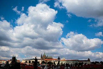 Burcht in Praag met wolkenlucht van Marcel Alsemgeest