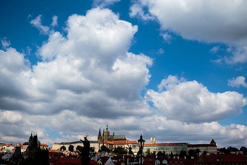 Burcht in Praag met wolkenlucht