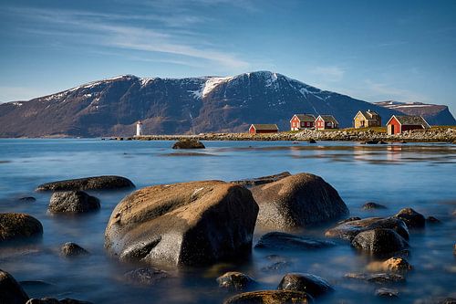 Zonnige dag bij de vuurtoren van Høgstein op Godøy, Noorwegen