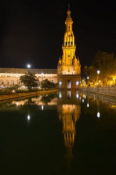 Turm auf dem Spanischen Platz in Sevilla bei Nacht von Peter Apers