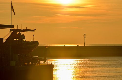 Vue du port de Harlingen au coucher du soleil