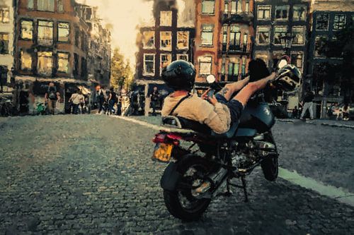 Un motard profite du soleil à Amsterdam