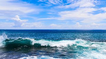 Les vagues sauvages de l'océan aux Seychelles. sur MPfoto71