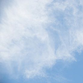 Blauer Himmel mit weißer Bewölkung von Esther esbes - kleurrijke reisfotografie