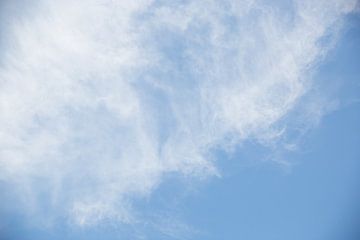 Blauwe lucht met witte sluierbewolking van Esther esbes - kleurrijke reisfotografie