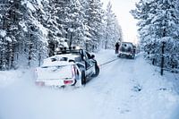 Ein Auto in Finnland aus dem Schnee ziehen // Saariselkä, Finnland
