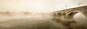 Sankt-Servatius-Brücke in Maastricht bei Morgennebel,  Niederlande.