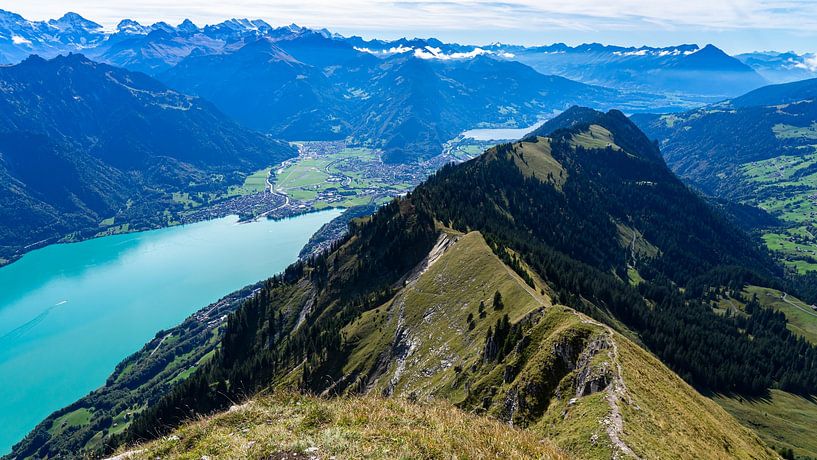 Uitzicht vanaf de Suggiture over Harder Kulm en Brienzersee van Jessica Lokker