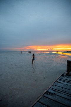 Spaziergang bei Sonnenuntergang am Strand von Punta Coco von Kris Ronsyn
