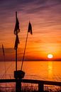 Vissersboei op het strand van de Oostzee bij zonsopgang. van Voss Fine Art Fotografie thumbnail