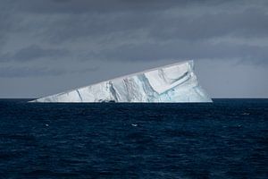 Ein dreieckiger Eisberg in der Antarktis
