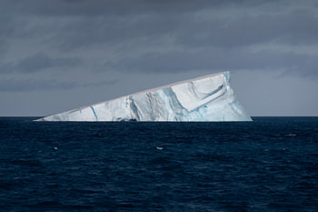 Un iceberg triangulaire en Antarctique
