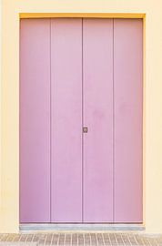 Lila gekleurde houten voordeur van de achtergrond van de huisingang van Alex Winter