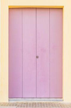 Lila gekleurde houten voordeur van de achtergrond van de huisingang van Alex Winter