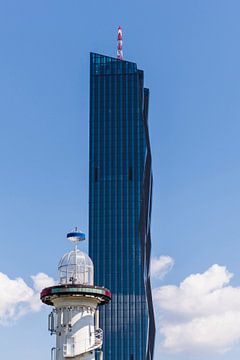 Leuchtturm und DC Tower 1 in Wien, Österreich