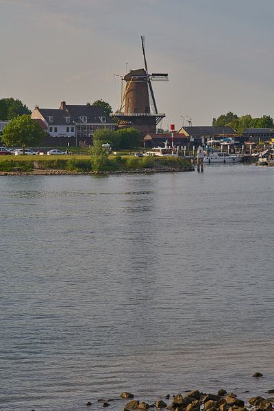 Stadshaven van Wijk bij Duurstede met de molen by Richard de Boorder