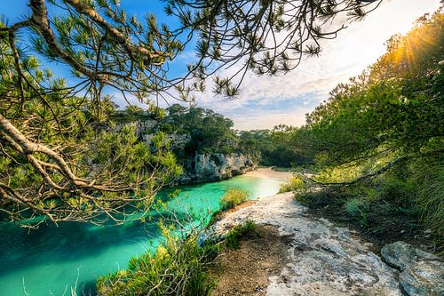 Prachtige baai op het eiland Menorca in het zonlicht.