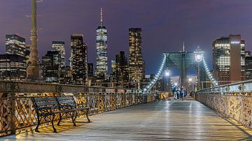 New York Brooklyn Bridge op blauw uur van Kurt Krause