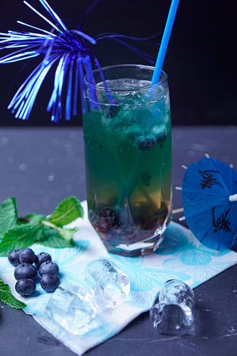 Rum ontmoet bosbes en curaçao.