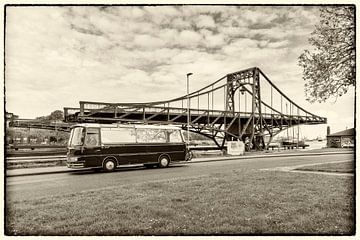 Kaiser-Wilhelm-brug met oldtimer camperbus van Humphry Jacobs