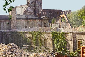 Abriss des Speicher gebäudes des Komplexes Böllberger Mühle in Halle hle complex in Halle