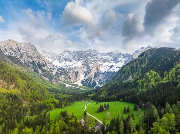 Zgornje Jezersko vallei vanuit de lucht gezien in de lente van Sjoerd van der Wal Fotografie