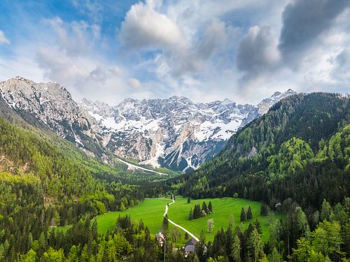 Zgornje Jezersko vallei vanuit de lucht gezien in de lente