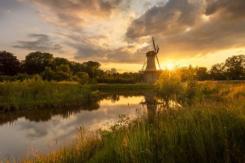 Gouden zonsondergang bij molen De Juffer – rust en reflectie in Gasselternijveen van KB Design & Photography (Karen Brouwer)
