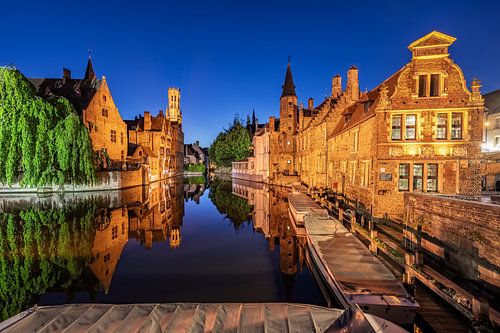 Stadsgezicht van Brugge op het blauwe uur