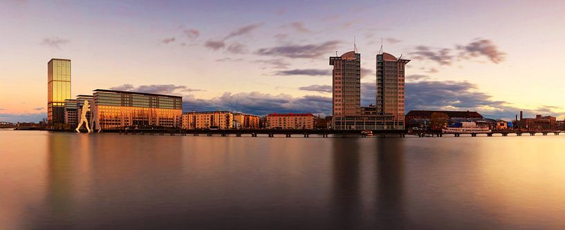 Berlin Skyline - Treptowers, Molecular Men im Sonnenuntergang von Frank Herrmann
