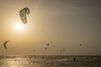 Kitesurfer dans le soleil du soir