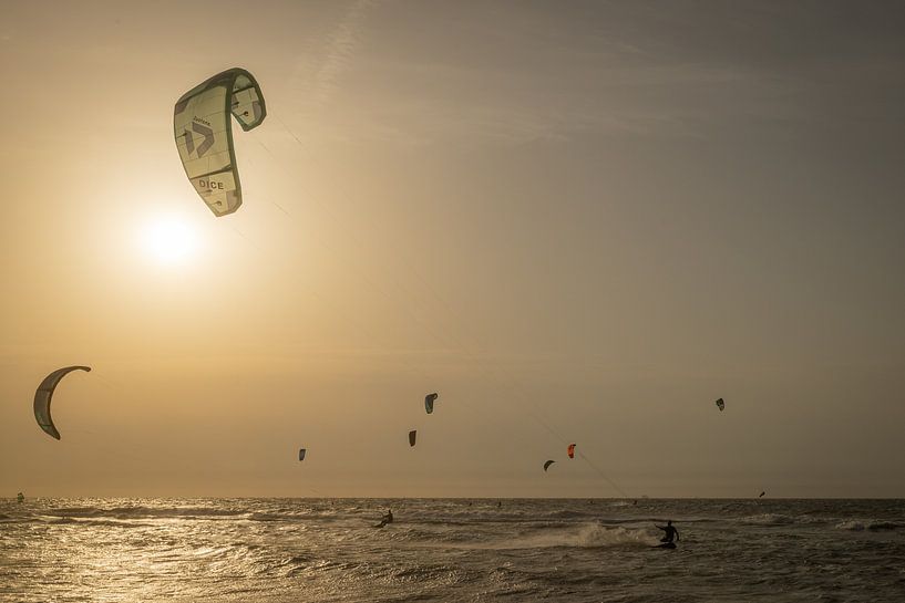 Kitesurfer in evening sun by Linda Raaphorst
