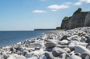 Pebble Strand Mit Großen Felsen