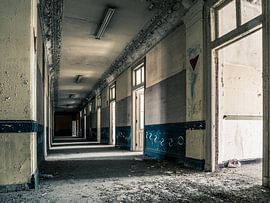 Korridor im Gebäude der Universität in Belgien von Art By Dominic