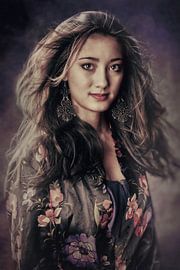 Décoration murale : Portrait de femme asiatique avec fumée - Art unique pour le mur sur Elianne van Turennout