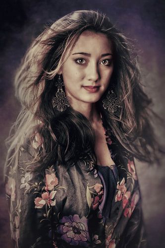 Muurdecoratie: Portret van Aziatische Vrouw met Rook - Unieke Kunst voor aan de Muur