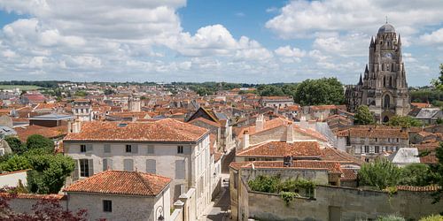 Uitzicht over Saintes met de kathedraal van St-Pierre op de achtergrond