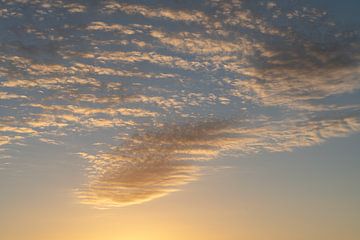 Goldgelbe und weiche Wolken bei Sonnenaufgang