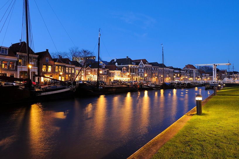 Thorbeckegracht in Zwolle am Abend mit der Pelserbrugje-Brücke von Merijn van der Vliet