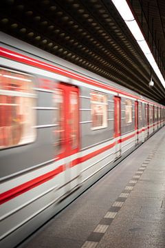 Metro in beweging, Praag van Michael Fousert