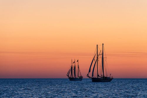 Zeilschepen in de zonsondergang bij de Hanse Sail in Rostock