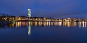 Ligne d'horizon de Deventer avec l'église Lebuïnus à l'heure bleue - 2