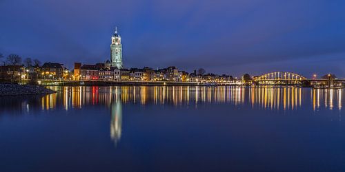 Deventer Skyline mit Lebuïnus Kirche in der blauen Stunde - 2 von Tux Photography