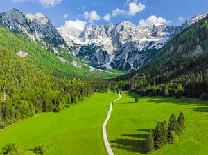 Zgornje Jezersko vallei vanuit de lucht gezien in de lente van Sjoerd van der Wal Fotografie