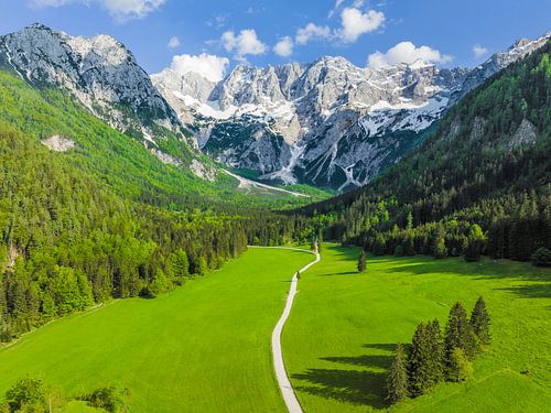 Zgornje Jezersko vallei vanuit de lucht gezien in de lente