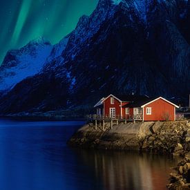 Rotes Holzhaus unter dem Polarlicht von Tilo Grellmann | Photography