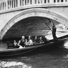 Gondel in Venetië. van Bianca Boogerd